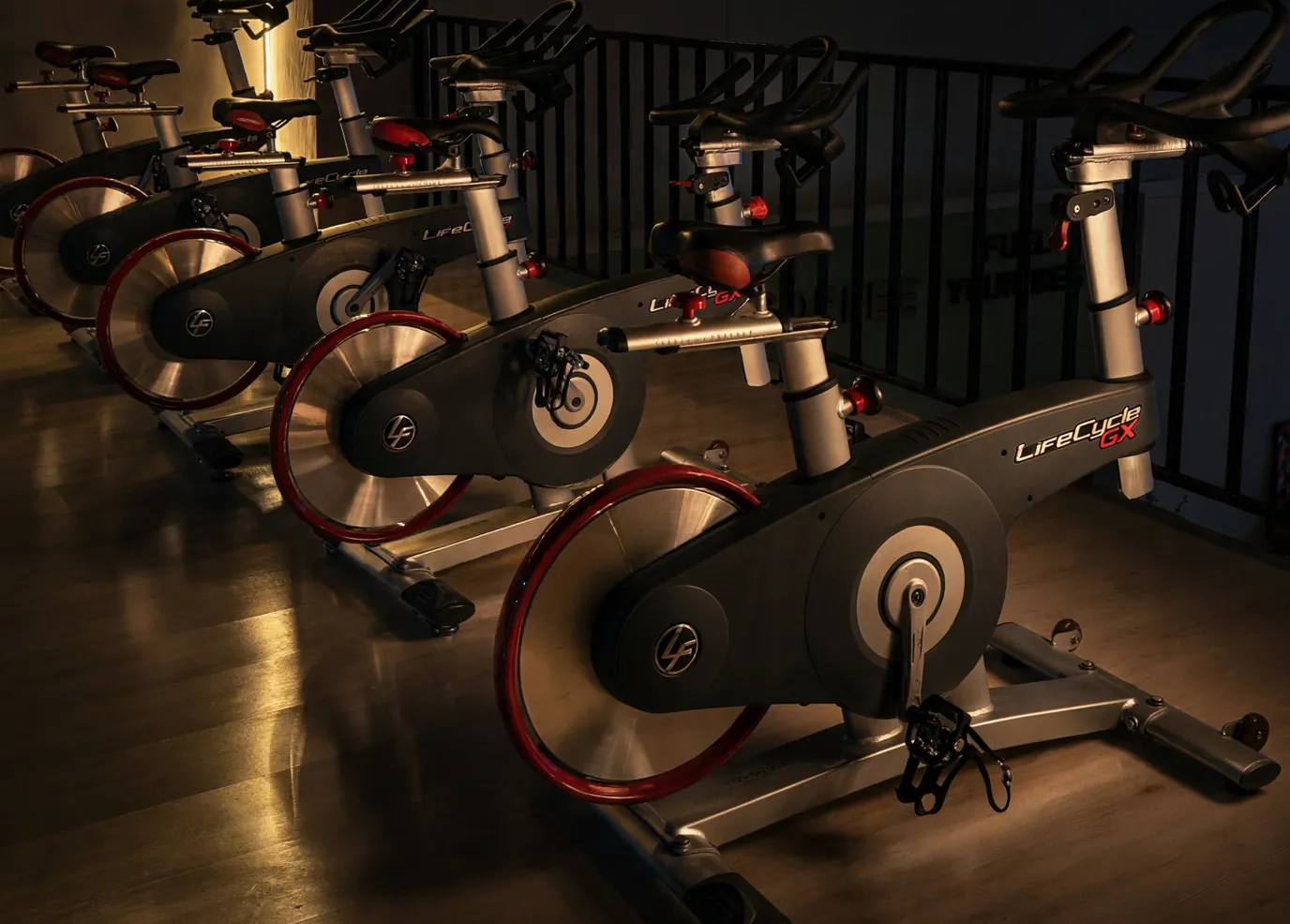 Spinning bisikletleri sırası, yandan gelen ışıkla